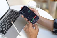 Chứng khoán phái sinh là kênh đầu tư được nhiều người lựa chọn.