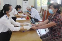 Nguồn hỗ trợ an sinh của Chính phủ và thành phố Hà Nội được trao kịp thời đã giúp ấm lòng các đối tượng khó khăn. Ảnh minh họa. (Nguồn: Lao động thủ đô).