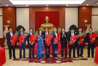 Ông Võ Văn Thưởng và bà Trương Thị Mai trao quyết định cho các Ủy viên Trung ương Đảng khóa XII nghỉ chế độ. Ảnh: TTXVN.