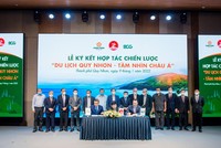 Ông Nguyễn Văn Cường – Phó Chủ tịch Tập đoàn Hưng Thịnh (bên trái), ông II-Dong Kwon - Giám đốc điều hành và Thành viên Hợp danh, Tổng Giám đốc BCG Việt Nam (bên phải) và ông Ngô Hoàng Nam – Chủ tịch UBND TP Quy Nhơn (ngồi giữa) thực hiện nghi thức ký kết thỏa thuận xây dựng Đề án phát triển du lịch Quy Nhơn đến năm 2030.