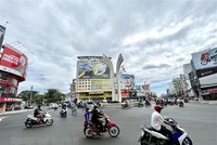 Người dân lưu thông bình thường tại khu vực Vòng xoay Đèn 4 Ngọn trên Quốc lộ 91 qua địa bàn thành phố Long Xuyên, tỉnh An Giang. (Ảnh: Thanh Sang/TTXVN).