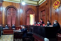 Các bị cáo Tất Thành Cang (bên phải) và Tề Trí Dũng nghe tuyên đọc bản án. (Ảnh: Thành Chung/TTXVN).