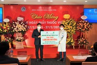 Ông Hồng Quang – Thành viên HĐQT, Chủ tịch Công đoàn đại diện Vietcombank (bên trái) trao tặng 5 tỷ đồng mua sắm trang thiết bị phục vụ công tác khám chữa bệnh cho Bệnh viện Đa khoa Xanh Pôn.