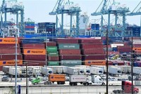 Bốc dỡ container hàng hóa tại cảng Long Beach, California, Mỹ. (Ảnh: AFP/ TTXVN).