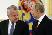 Đại sứ Mỹ tại Liên bang Nga John Sullivan và Tổng thống Nga Vladimir Putin. (Ảnh: Getty).