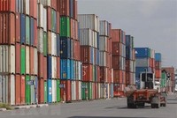 Tiếp nhận hàng hóa tại cảng biển. (Ảnh: Quang Châu/TTXVN).