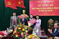 Bà Trần Thị Hoài Trâm (thứ 2 từ phải qua) được bổ nhiệm Bí thư Huyện ủy Nam Đông thay cho bà Lê Thị Thu Hương (đứng, ngoài cùng bên phải).