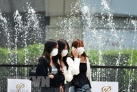 Người dân đeo khẩu trang phòng dịch COVID-19 tại Bangkok, Thái Lan, ngày 11/4/2022. (Ảnh: THX/TTXVN)
