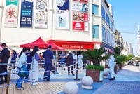 Một khu phố ở Thượng Hải tiến hành xét nghiệm cho người dân. Ảnh: VCG.