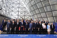 Các lãnh đạo EU và Tây Balkan chụp ảnh lưu niệm chung tại thượng đỉnh ở Brussels, Bỉ ngày 23/6 (Ảnh: AP).
