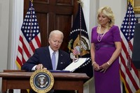 Tổng thống Biden ký ban hành luật kiểm soát súng đạn. Ảnh: Reuters.