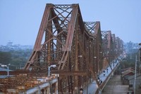 Cầu Long Biên sau hơn 120 năm khai thác đã xuống cấp trầm trọng và cần sửa chữa tổng thể. (Ảnh: Minh Sơn/Vietnam+).