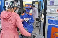 Người dân mua xăng tại một điểm kinh doanh xăng, dầu. (Ảnh: Trần Việt/TTXVN).