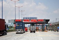 Các phương tiện giao thông qua Trạm thu phí không dừng ETC trên Xa lộ Hà Nội. (Ảnh: Hồng Đạt/TTXVN).
