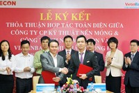 Ông Phạm Việt Khoa, Chủ tịch HĐQT, Tổng giám đốc FECON và ông Nguyễn Như Dương, Giám đốc VietinBank Đống Đa trao đổi biên bản hợp tác