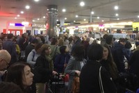 Hành khách chờ hệ thống máy tính phục hồi tại sân bay Melbourne, Australia. Ảnh:Twitter.