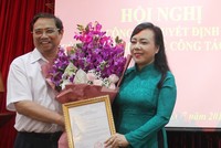 Đồng chí Phạm Minh Chính trao quyết định cho đồng chí Nguyễn Thị Kim Tiến.