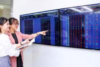 Giao dịch chứng khoán sáng 16/5: Thị trường hồi phục mạnh, cổ phiếu chứng khoán tràn ngập sắc tím