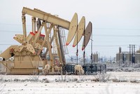 Dầu Brent tiếp tục vượt 65 USD khi gặp cú sốc nguồn cung toàn cầu