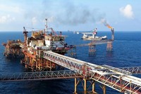 Giá dầu 100 USD/thùng đe dọa cú sốc lạm phát