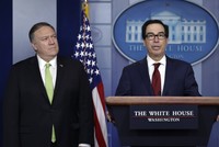 Bộ trưởng Tài chính Mỹ Steven Mnuchin và Ngoại trưởng Mỹ Mike Pompeo trong buổi họp báo tại Nhà Trắng hôm 10/1. Ảnh: AP.