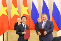 Tổng Bí thư Nguyễn Phú Trọng và Tổng thống Liên bang Nga Vladimir Putin chứng kiến lễ trao biên bản ghi nhớ hợp tác đầu tư giữa ông Đỗ Quang Hiển - Chủ tịch HĐQT SHB và ông Nikolay Kosov - Chủ tịch HĐQT IIB.