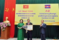 Ông Nguyễn Văn Giàu, Chủ nhiệm Ủy ban Đối ngoại của Quốc hội, nguyên Thống đốc NHNN vinh dự đón nhận Huân chương Hoàng gia Campuchia