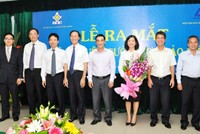 Thứ trưởng Bộ Tài chính Trần Xuân Hà tặng hoa và chụp ảnh lưu niệm cùng các thành viên Hội đồng quản lý Quỹ Bảo vệ người được bảo hiểm