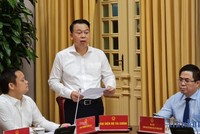 Thứ trưởng Bộ Tài chính Nguyễn Đức Chi trả lời báo chí.