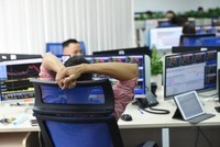 Thanh khoản sụt giảm mạnh ảnh hưởng lớn đến doanh thu môi giới của công ty chứng khoán.