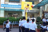 Sun Life Việt Nam lắp đặt trụ bóng rổ tạo sân chơi cho các em học sinh