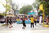 Sun Life lắp đặt 110 trụ bóng rổ cho 81 trường học trên cả nước