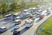 Do không thu phí đường bộ từ 1/1/2019 nên lưu lượng xe ô tô tăng vọt trên tuyến cao tốc Tp.HCM - Trung Lương.