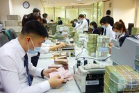 Để chia sẻ khó khăn với khách hàng, đồng thời kích cầu tăng trưởng tín dụng, các ngân hàng mạnh tay giảm lãi vay cho các đơn vị bị ảnh hưởng bởi dịch Covid-19.