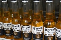 Bia Corona được bày bán tại Mexico City, Mexico. Ảnh: AFP/TTXVN