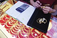 Hiện tại, vàng tiếp tục dao động quanh mức 1.900 USD/ounce. Ảnh: Dũng Minh