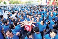 Cán bộ, nhân viên Dược Hậu Giang quyên góp cho bệnh nhân nghèo