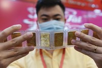 Giá vàng hôm nay ngày 18/4: Vàng SJC tăng vọt, vượt mốc 70 triệu đồng/lượng