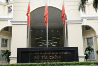 Theo ước tính của Bộ Tài chính, việc gia hạn tiền thuế, tiền thuê đất, ngân sách nhà nước bị chậm thu 115.000 tỷ đồng, trong đó, thuế GTGT 68.800 tỷ đồng; thuế thu nhập doanh nghiệp 40.500 tỷ đồng.