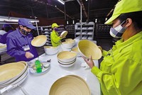 Sản xuất hàng thủ công mỹ nghệ tại Công ty cổ phần Ngọc Sơn (Hà Nam). Ảnh: Đức Thanh