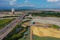 Tỉnh Bình Định cho rằng, việc khai thác hiệu quả quỹ đất dọc đường trục khu kinh tế nối dài, từng bước hình thành khu dân cư gắn liền với khu đô thị Cát Tiến, tạo nguồn thu cho ngân sách từ chuyển quyền sử dụng đất để góp phần xây dựng phát triển khu kinh tế Nhơn Hội.