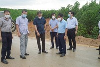 Thứ trưởng Bộ Giao thông vận tải Lê Đình Thọ (áo đen ở giữa) kiểm tra hiện trường dự án cao tốc Cam Lộ - La Sơn