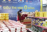Tinh thần của một xã hội gắn bó, đùm bọc được chính các doanh nghiệp, doanh nhân đẩy lên cao bằng những hành động thiết thực, đi vào lòng người. Trong ảnh: Nhân viên Công ty PNJ và các doanh nghiệp tổ chức siêu thị 0 đồng phục vụ sinh viên, người lao động bị mất việc trong mùa dịch. Ảnh: Lê Toàn