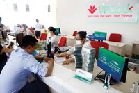Trong quý III/2021, các ngân hàng thực hiện nhiều chương trình tín dụng hỗ trợ khách hàng gặp khó khăn do dịch Covid-19. Ảnh: Dũng Minh