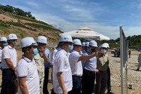 Ông Phan Văn Thắng, Tổng giám đốc Công ty cổ phần Cao tốc Cam Lâm - Vĩnh Hảo báo cáo đoàn công tác của Bộ GTVT về tiến độ triển khai Dự án PPP cao tốc Cam Lâm - Vĩnh Hảo.