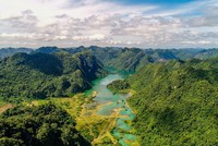 Danh thắng Đồng Lâm - một khu đất rộng tới trăm héc ta với cảnh đẹp “sơn thuỷ hữu tình”; trên núi có hang, giữa có cánh đồng cỏ bằng phẳng và dòng suối chảy qua tạo nên một thảo nguyên xanh mướt.