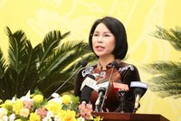Bà Trần Thị Nhị Hà, Giám đốc Sở Y tế trả lời chất vấn của đại biểu HĐND thành phố Hà Nội về công tác điều trị F0 và quản lý F1 tại nhà.