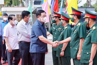 Chủ tịch Quốc hội Vương Đình Huệ hăm, chúc Tết cán bộ, chiến sĩ Tiểu đoàn U Minh II.