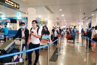 Sân bay Tân Sơn Nhất trở lại những ngày đông khách đi, đến