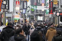 Người dân tập trung đông tại phố mua sắm ở Cologne (Đức). Ảnh: AP